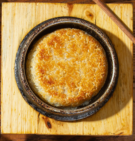 Không chỉ là cơm cháy, mà là nghệ thuật vị giác – giòn, thơm, bùi hòa quyện trong từng thố cơm đốt nóng hổi